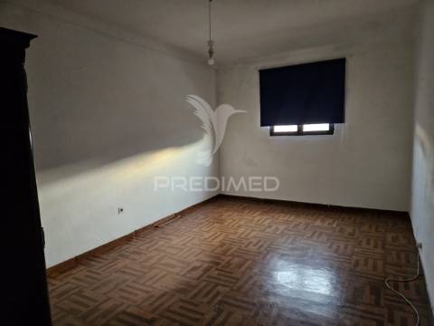 Moradia de 2 andares com grande potencial em alter do chão