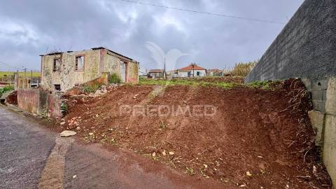 Moradia t3 em ruína - ponta do pargo . calheta - ilha da madeira