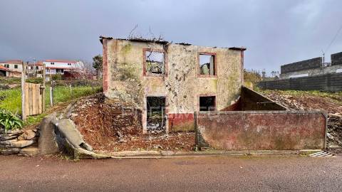 Moradia t3 em ruína - ponta do pargo . calheta - ilha da madeira
