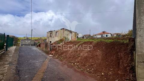 Moradia t3 em ruína - ponta do pargo . calheta - ilha da madeira