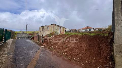 Moradia t3 em ruína - ponta do pargo . calheta - ilha da madeira