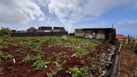 Moradia t3 em ruína - ponta do pargo . calheta - ilha da madeira