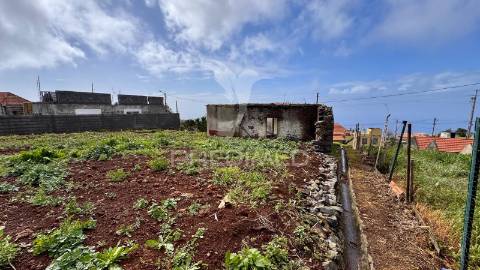 Moradia t3 em ruína - ponta do pargo . calheta - ilha da madeira