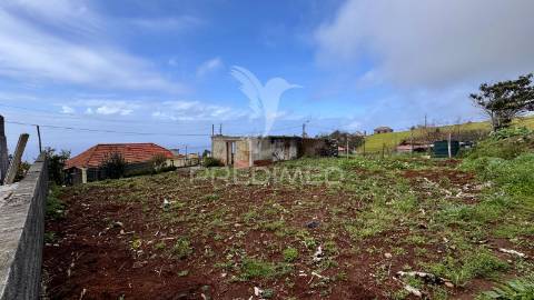 Moradia t3 em ruína - ponta do pargo . calheta - ilha da madeira