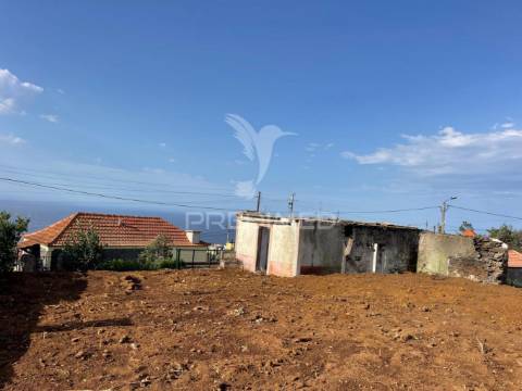 Moradia t3 em ruína - ponta do pargo . calheta - ilha da madeira