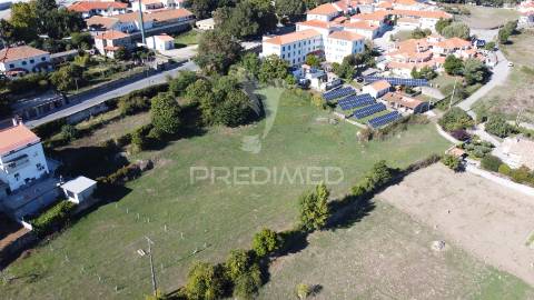 Terreno com cerca de 8000 m2 em trancoso