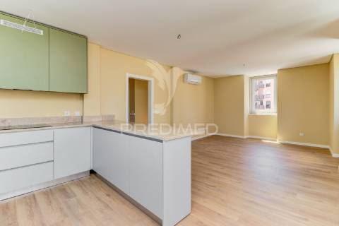 Excelente t2 totalmente reconstruído em massamá