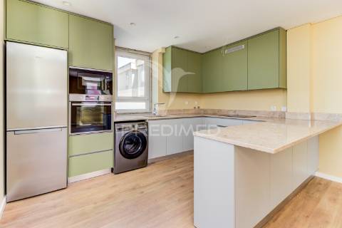 Excelente t2 totalmente reconstruído em massamá