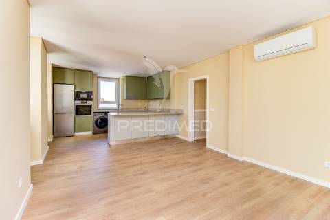 Excelente t2 totalmente reconstruído em massamá