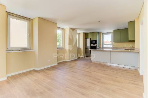 Excelente t2 totalmente reconstruído em massamá