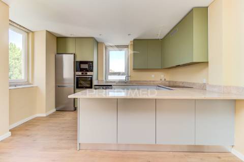 Excelente t2 totalmente reconstruído em massamá