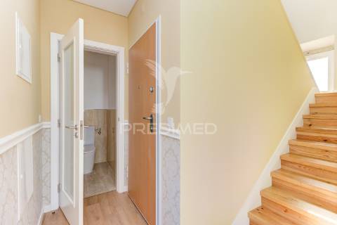 Excelente t2 totalmente reconstruído em massamá