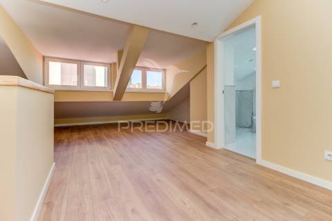 Excelente t2 totalmente reconstruído em massamá