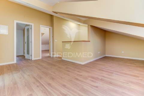 Excelente t2 totalmente reconstruído em massamá