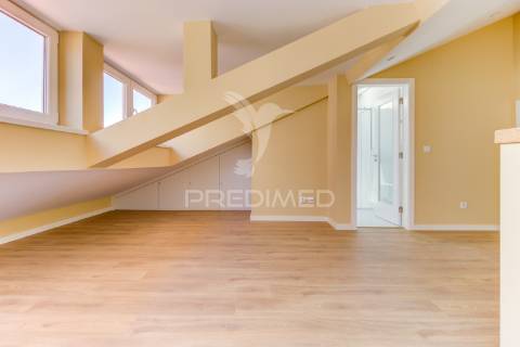 Excelente t2 totalmente reconstruído em massamá