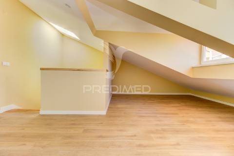 Excelente t2 totalmente reconstruído em massamá