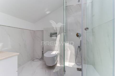 Excelente t2 totalmente reconstruído em massamá