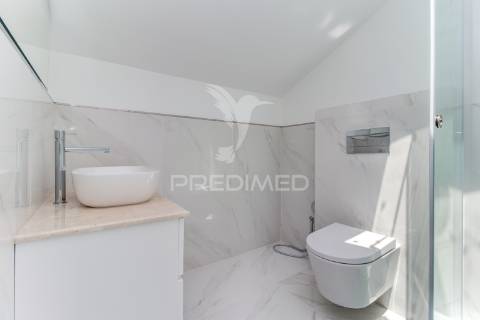 Excelente t2 totalmente reconstruído em massamá