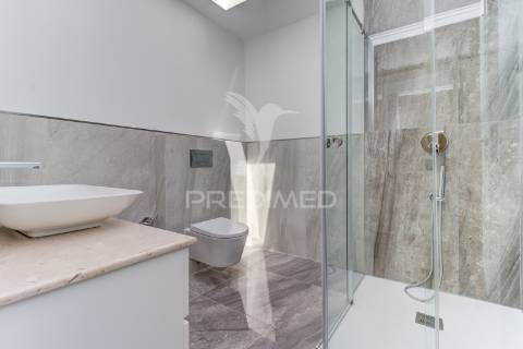 Excelente t2 totalmente reconstruído em massamá