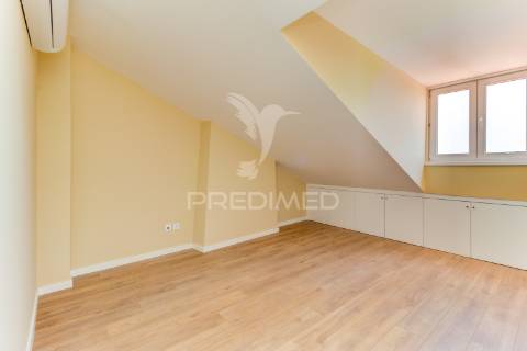 Excelente t2 totalmente reconstruído em massamá