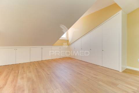 Excelente t2 totalmente reconstruído em massamá