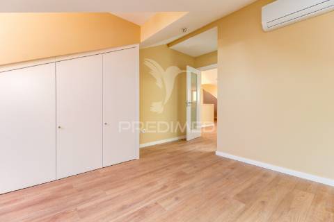 Excelente t2 totalmente reconstruído em massamá