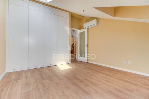 Excelente t2 totalmente reconstruído em massamá