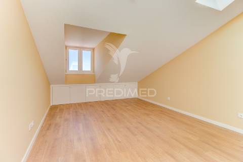 Excelente t2 totalmente reconstruído em massamá