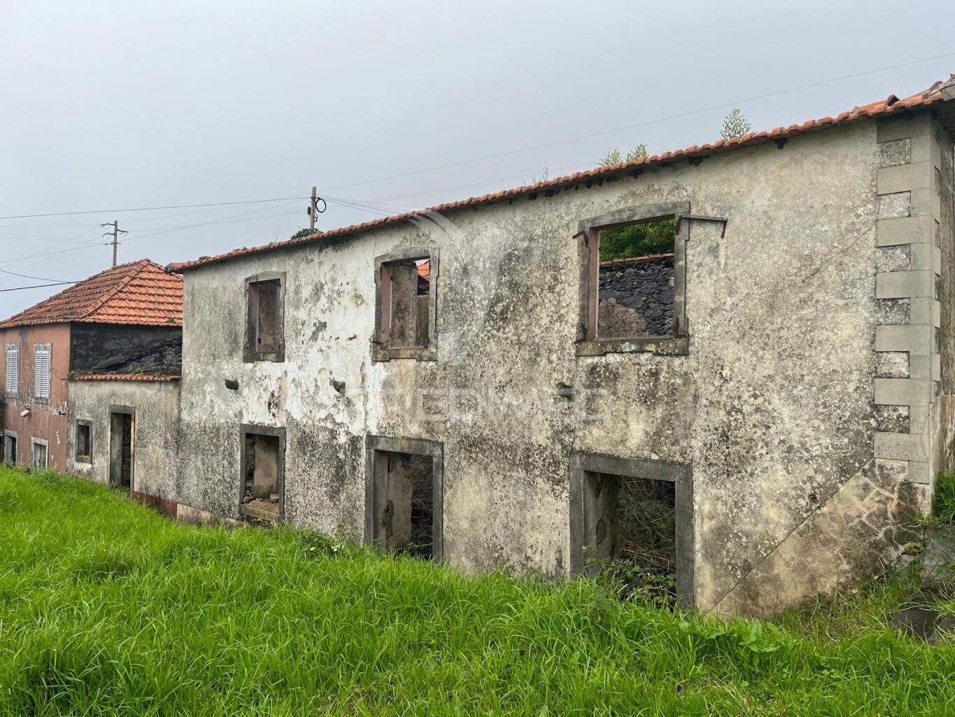 Vendo 2 moradias e 600m2 de terreno na ponta do pargo