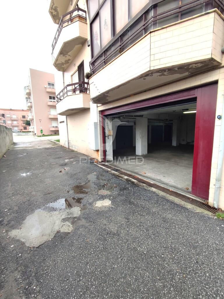 Garagem fechada a venda, vila do conde, rua das violetas.
