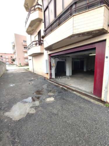 Garagem fechada a venda, vila do conde, rua das violetas.