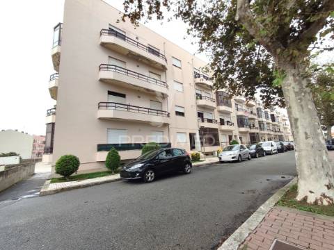 Garagem fechada a venda, vila do conde, rua das violetas.