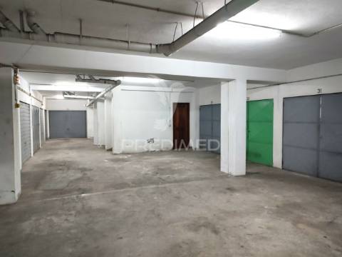 Garagem fechada a venda, vila do conde, rua das violetas.