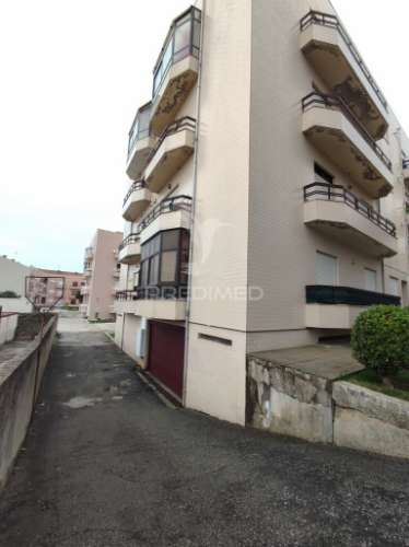 Garagem fechada a venda, vila do conde, rua das violetas.