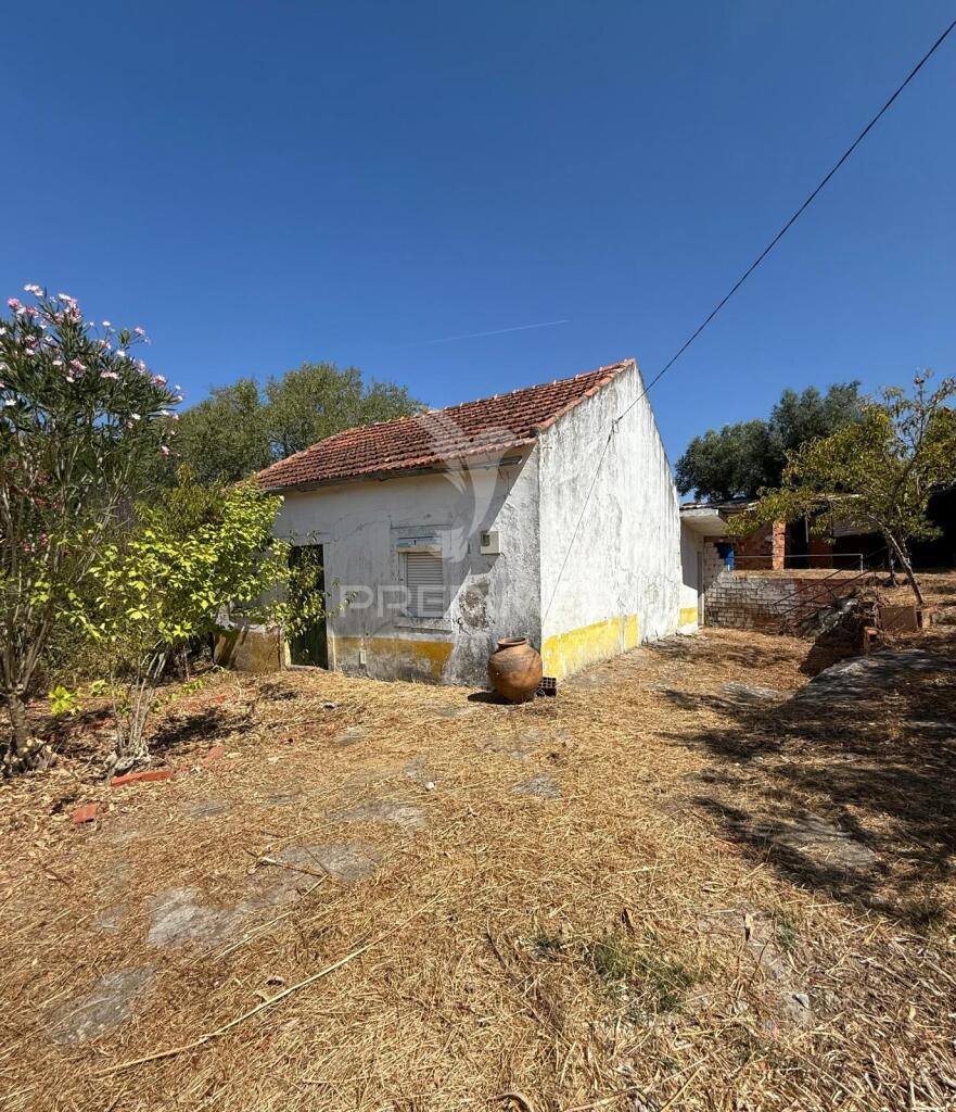 Moradia térrea t2 para restaurar - moita, pernes
