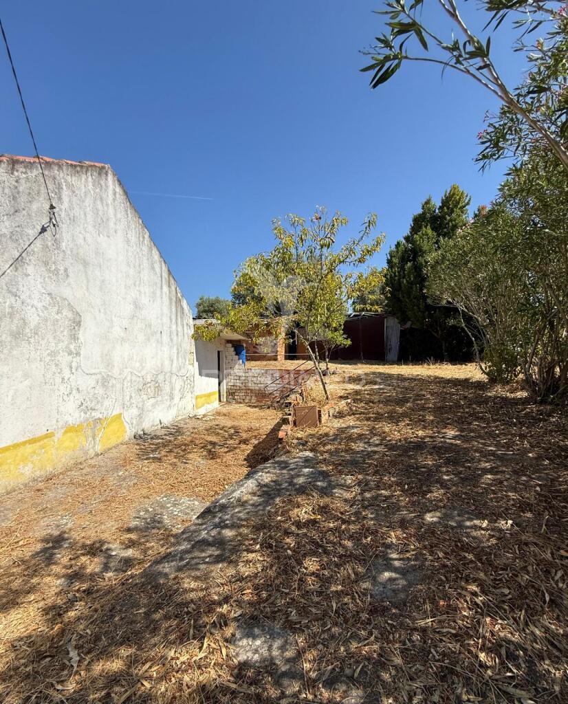 Moradia térrea t2 para restaurar - moita, pernes
