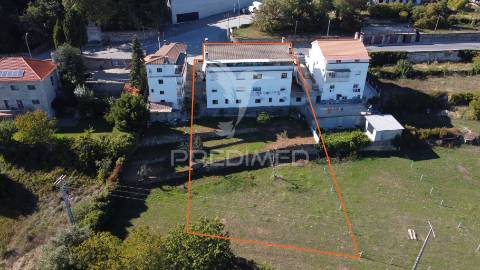 Predio em trancoso com 6 apartamentos