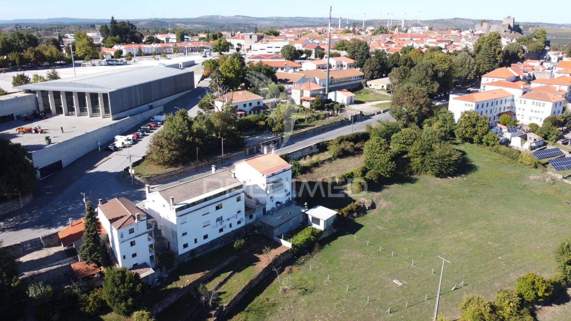 Predio em trancoso com 6 apartamentos