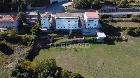 Predio em trancoso com 6 apartamentos