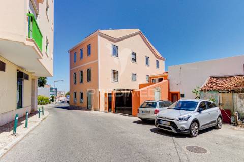 Excelente t2 totalmente reconstruído em massamá