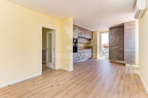 Excelente t2 totalmente reconstruído em massamá