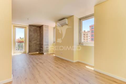 Excelente t2 totalmente reconstruído em massamá