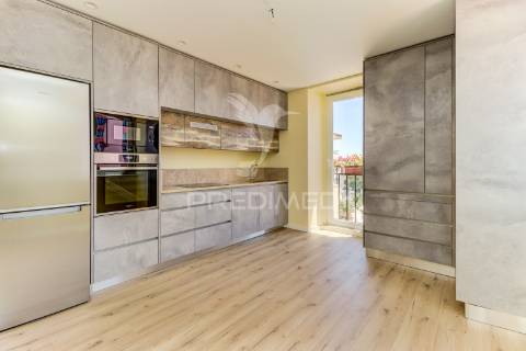 Excelente t2 totalmente reconstruído em massamá