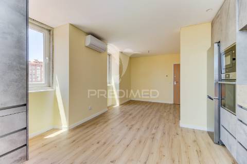 Excelente t2 totalmente reconstruído em massamá