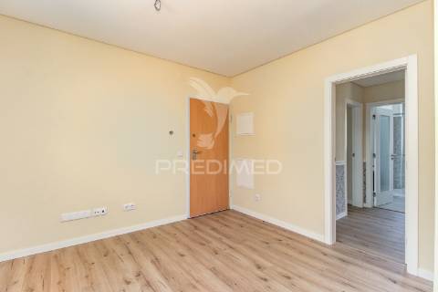 Excelente t2 totalmente reconstruído em massamá