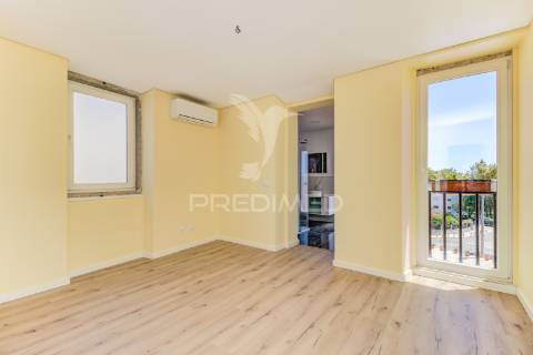 Excelente t2 totalmente reconstruído em massamá