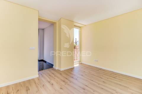 Excelente t2 totalmente reconstruído em massamá