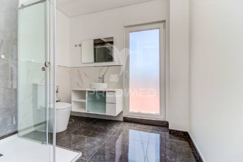 Excelente t2 totalmente reconstruído em massamá