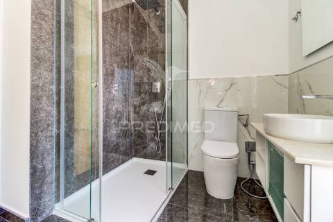 Excelente t2 totalmente reconstruído em massamá