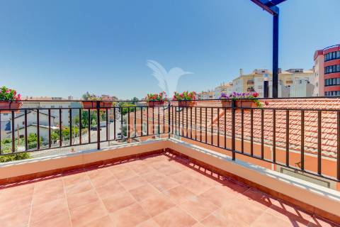 Excelente t2 totalmente reconstruído em massamá